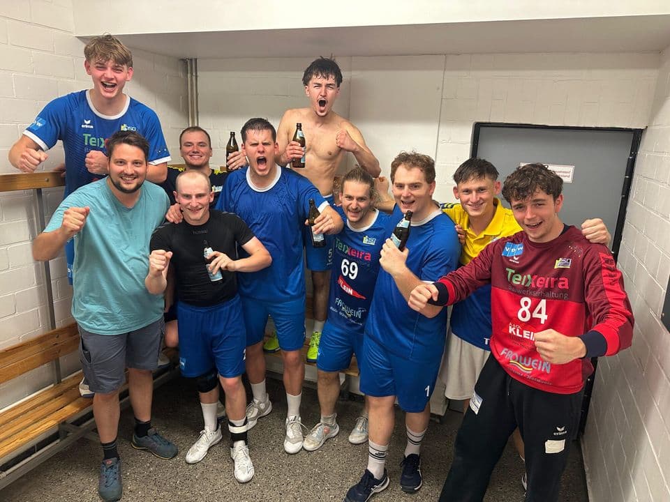 Jubel in der Kabine: Herren 2 nach dem 26:25-Derbysieg gegen Büdesheim