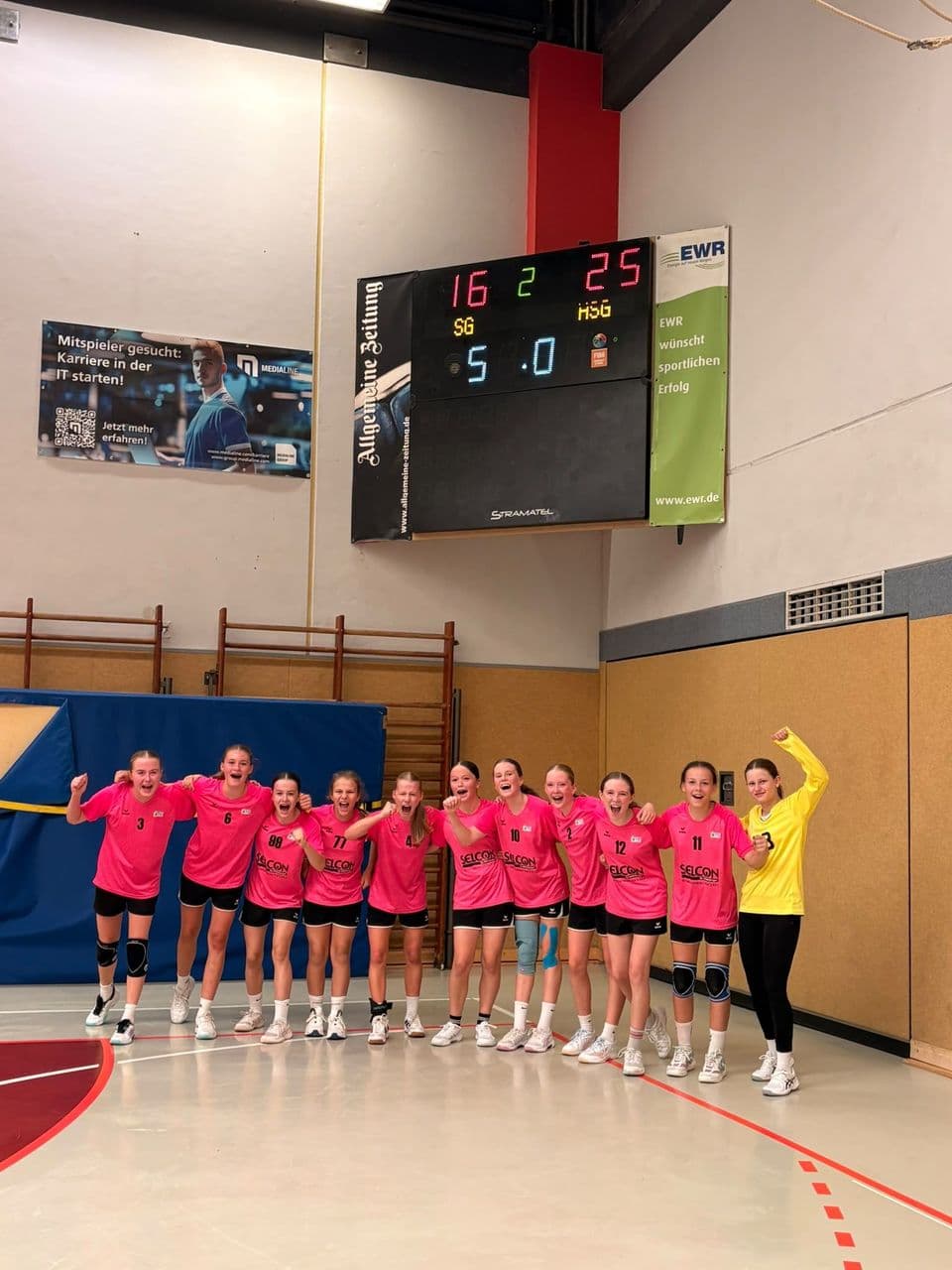 Jubel der weiblichen C-Jugend vor der Anzeigetafel nach dem 25:16-Auswärtssieg in Saulheim