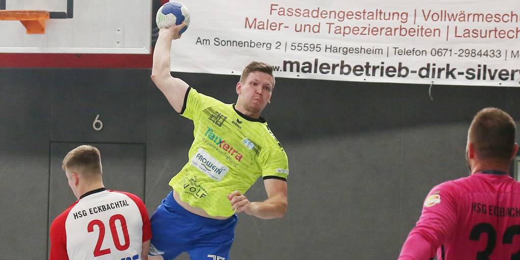 ingens Henrik Walb (gelbes Trikot) setzt sich gegen die Abwehr durch und kommt frei vorm Eckbachtaler Keeper zum Abschluss. (Foto: Edgar Daudistel)